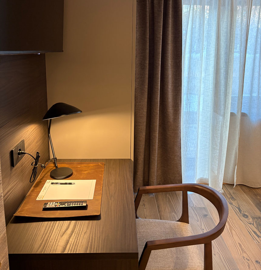 Leo's Chalet Logo Leo's Chalet Logo